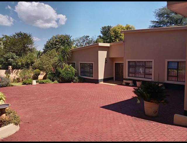 5 BEDROOM HOUSE FOR SALE IN SIGNAL HILL